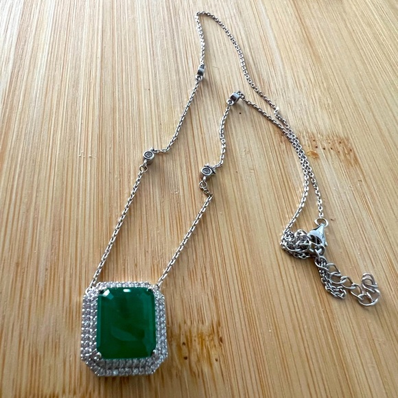 Sterling silver necklace with green gem pendant - Picture 1 of 2